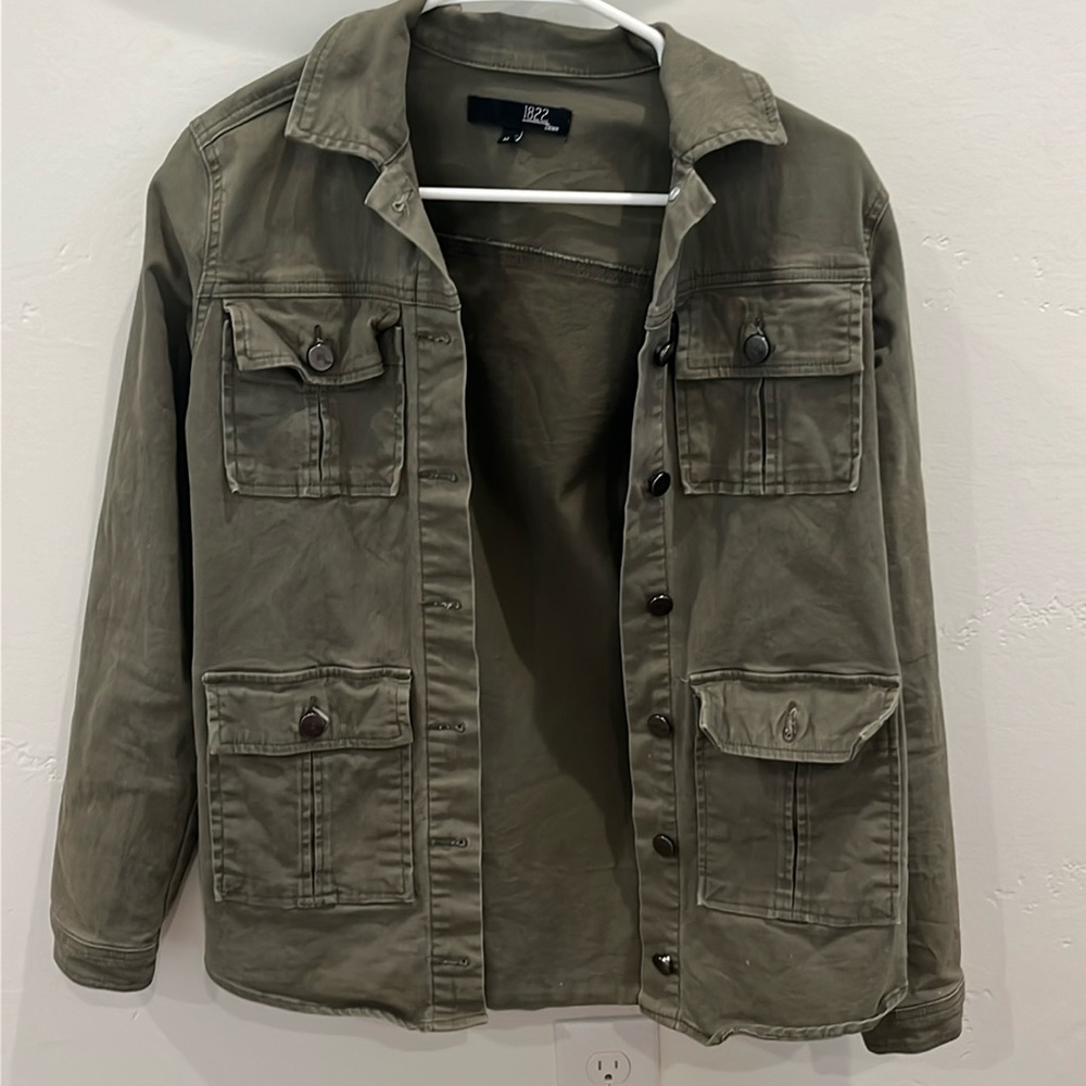 1822 denim jacket in army green! 🌿